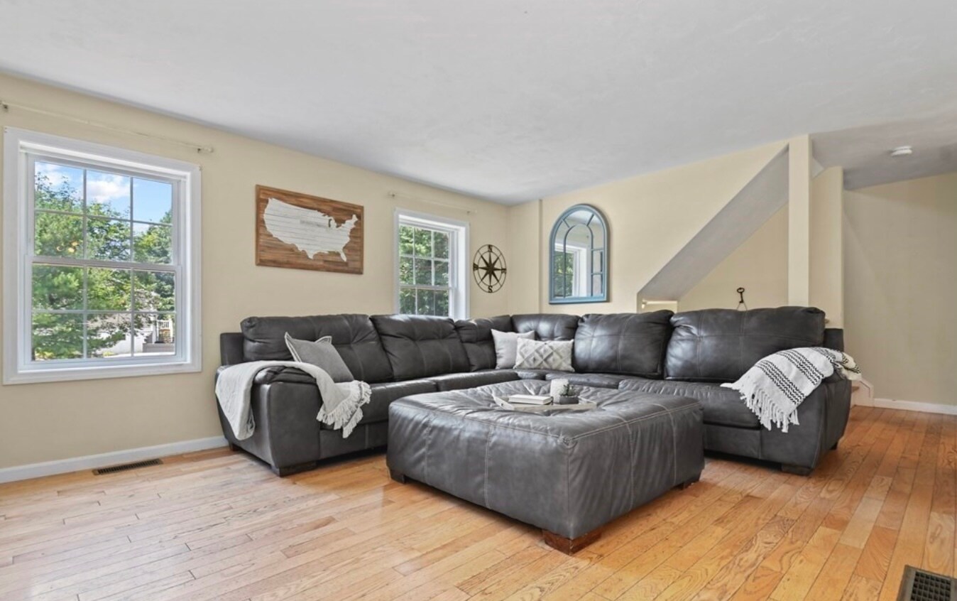 Building Photo - 27 Pine St