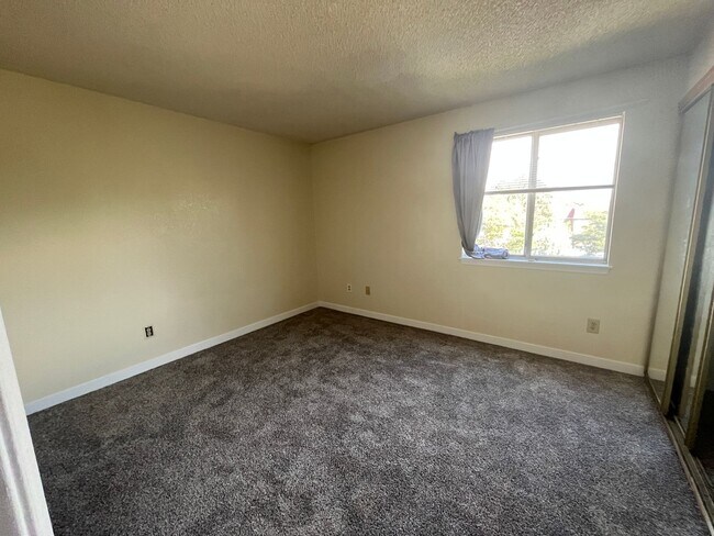 Building Photo - Nice 2 bed 2 bath Condo