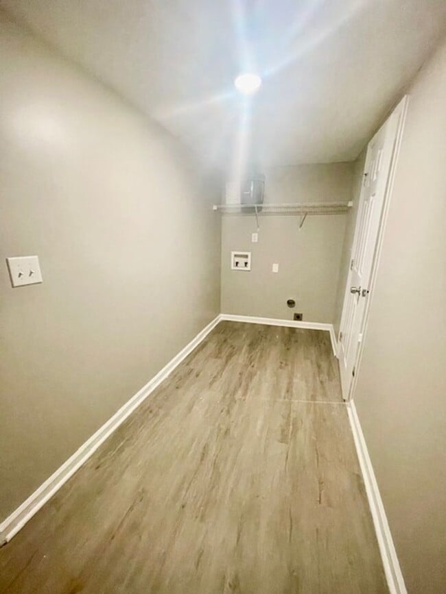Building Photo - Must view this Adorable 3 bedroom 1 bath h...