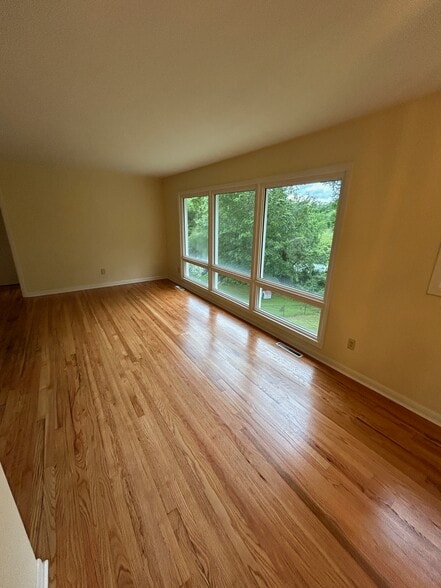 Building Photo - 1302 Lyndale Dr