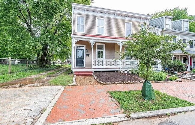 Building Photo - 513 S Laurel St