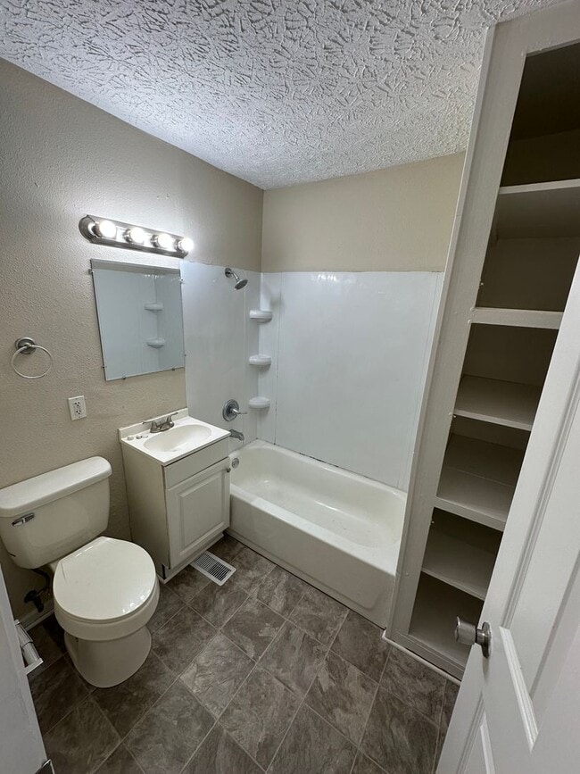 Building Photo - 3 Bed / 1.5 Bath Home located in Lawrence Township!