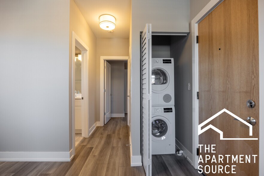 Building Photo - 3941 N Janssen Ave