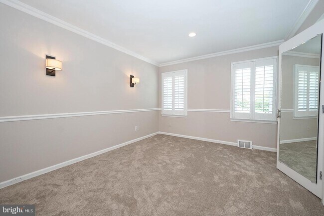 Building Photo - 327 Strathmore Rd