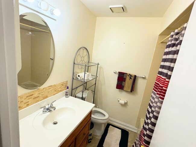 Building Photo - 208 Green Hollow Dr