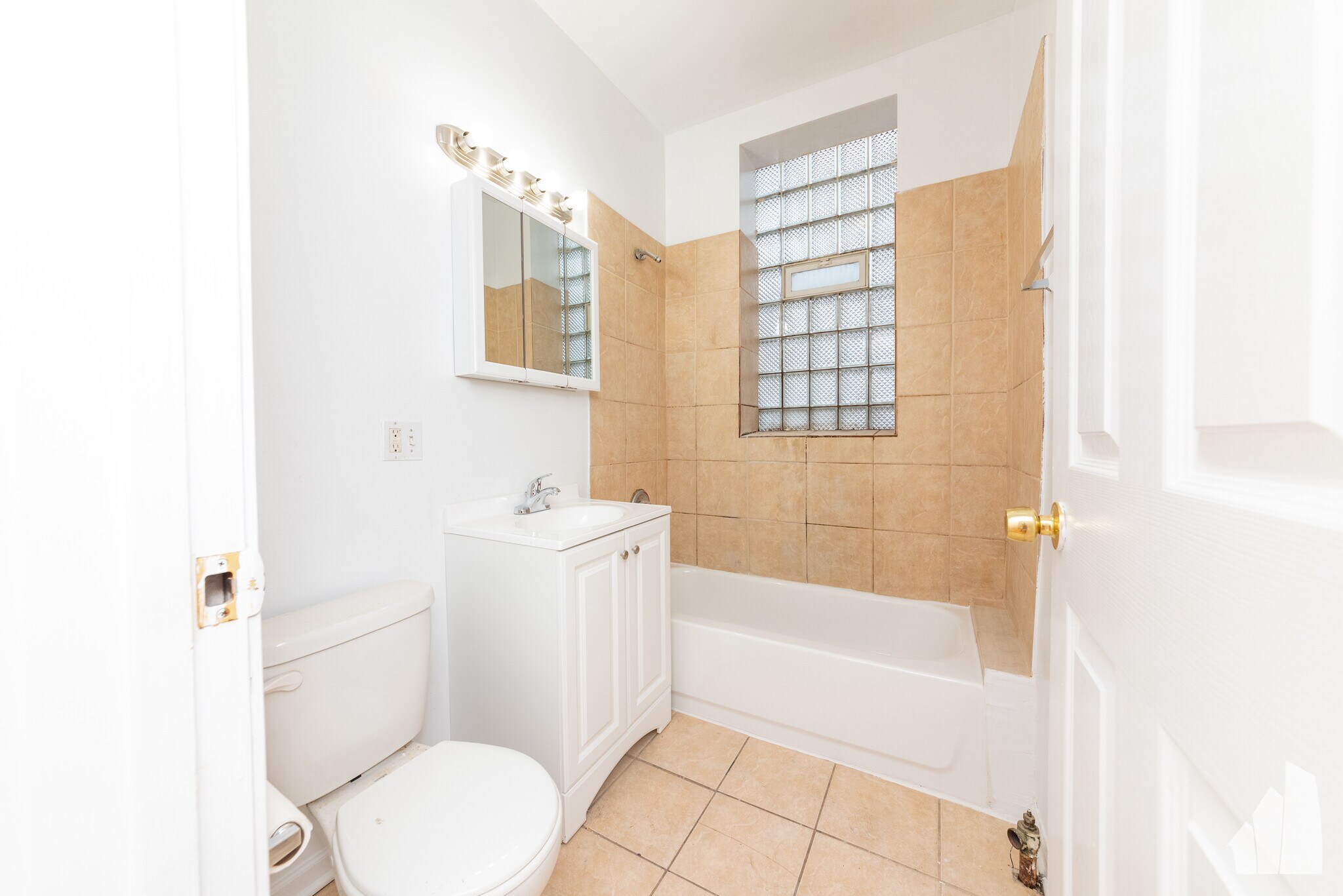 Building Photo - 7505 N Greenview Ave