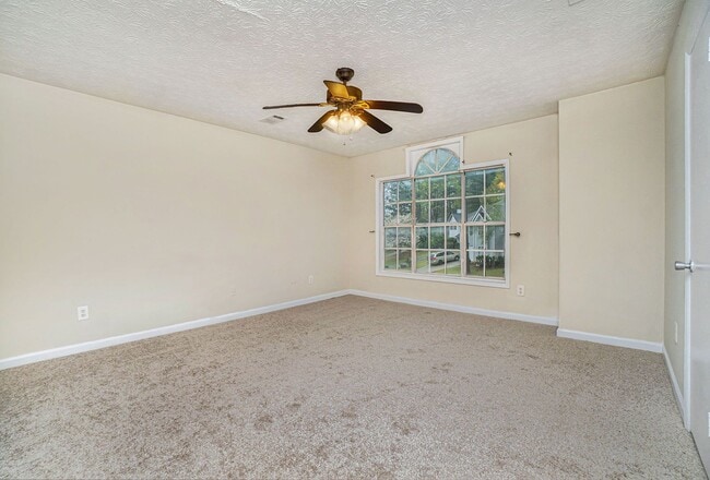 Building Photo - 3 Bedroom 2 Bath in Stone Mountain