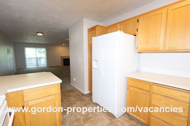 Building Photo - NE Halsey St - Gresham 2 bedroom townhouse with den/office