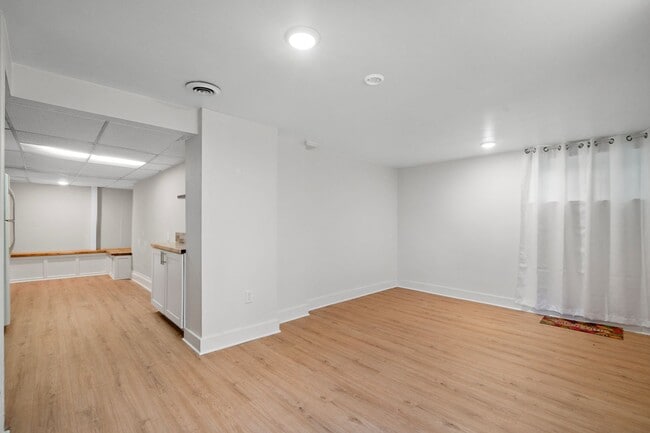 Building Photo - 136 Locust St