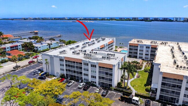 Building Photo - 1502 S Lakeside Dr