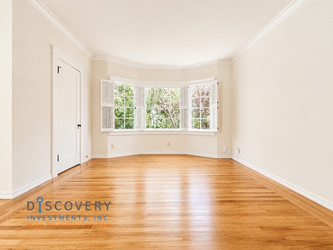 Building Photo - Classic Berkeley Condo with Tasteful Modern Updates