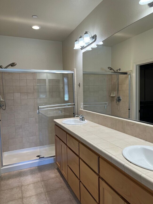 Building Photo - Stylish Willow Glen Townhome with Dual Master Suites, High Ceilings & Modern Upgrades!