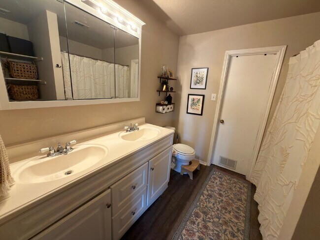 Building Photo - Three bed two & a half bath close to Ascension Seton Hays in Kyle's Steeplechase neighborhood.