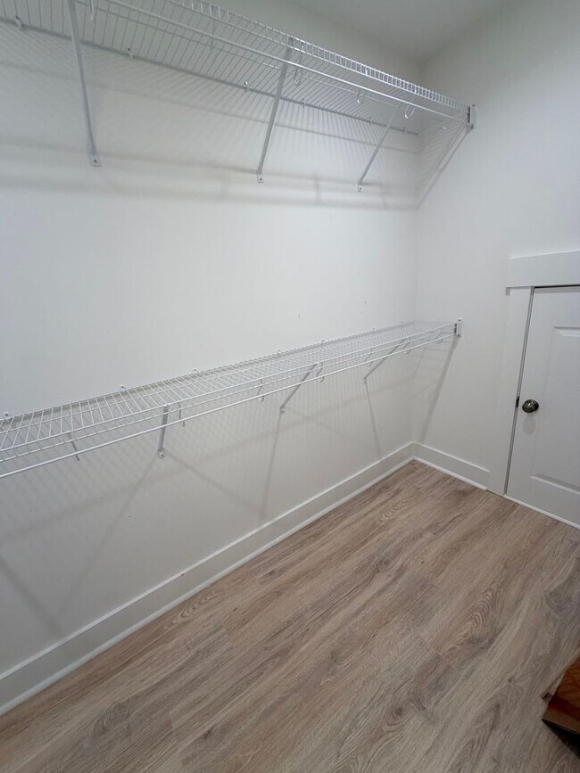 Building Photo - Four Bedroom Town Home in Old Stoney Village- Two Primary Suites