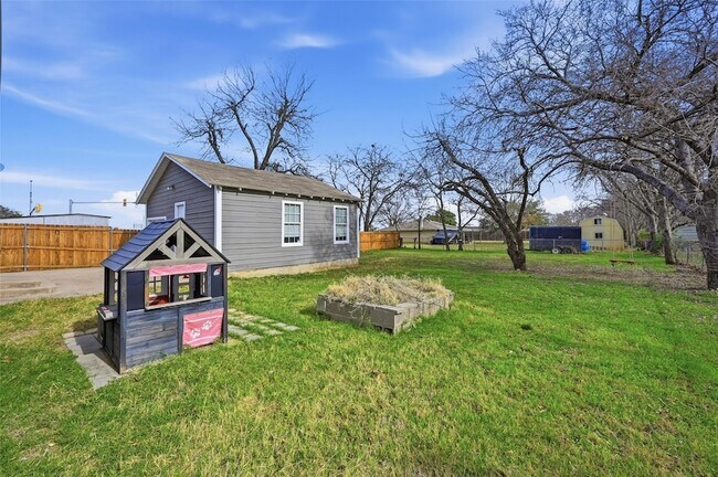 Building Photo - 418 Russell St