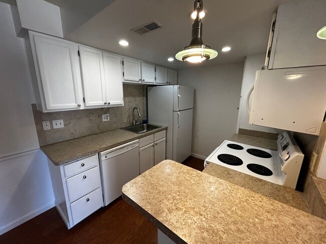 Building Photo - Quaint 1 Bedroom Condo in the Southwest pa...
