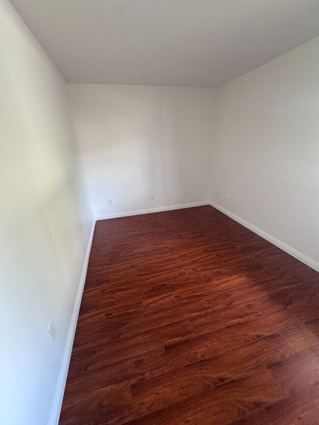 Building Photo - 4 bed townhouse central  Clairemont