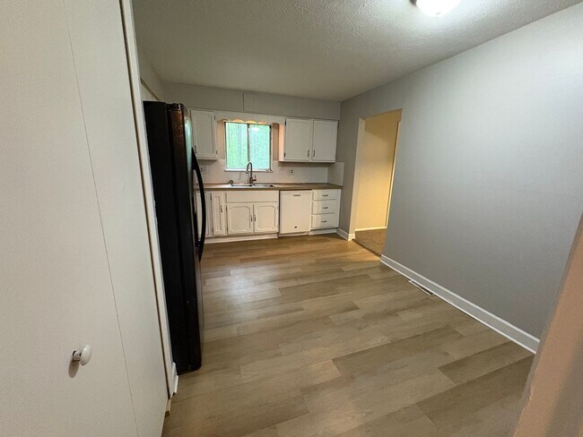 Building Photo - Beautiful Split Level House 3 bedroom 1 ba...
