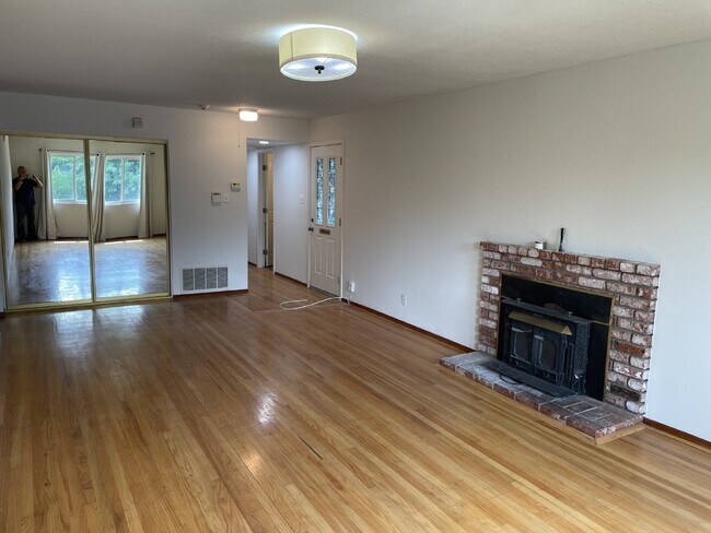 Building Photo - 1301 Brookview Dr