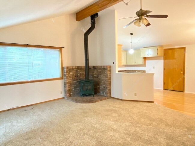Building Photo - Bend Ranch-Style Home with Covered Patio &...