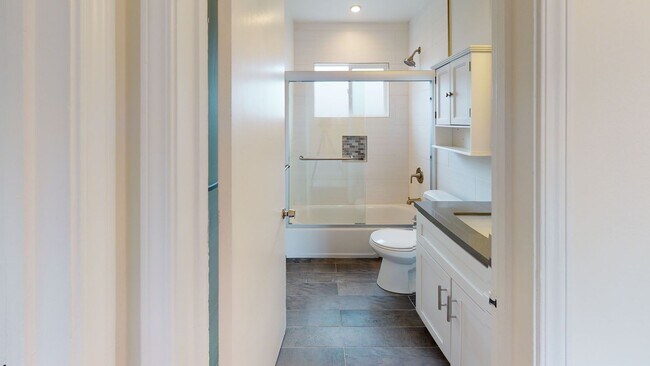Building Photo - Spacious remodeled 2-bedroom duplex, washe...