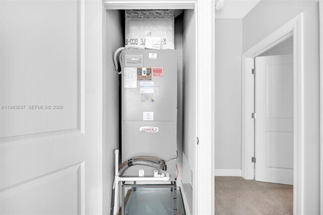 Building Photo - 964 Banyan Dr