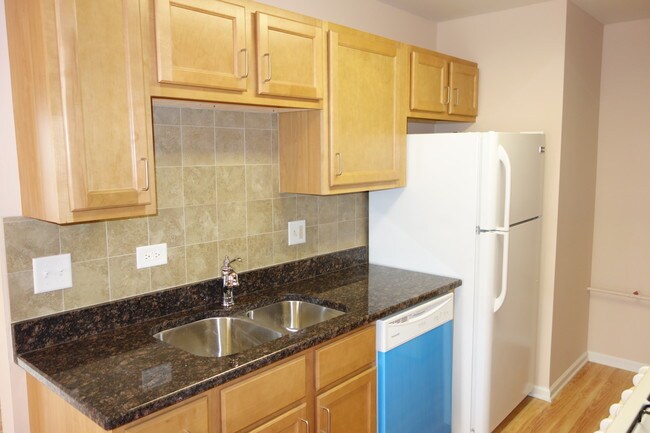 Building Photo - 300 Meadow Ct