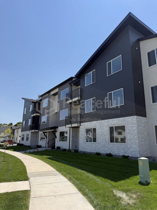 Building Photo - 272 E 850 S
