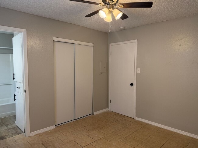 Building Photo - Charming 1-Bedroom in Hardlandale *WATER INCLUDED*