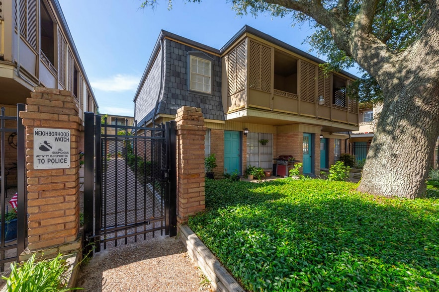 Exterior4.jpg - Palm Shore Apartments