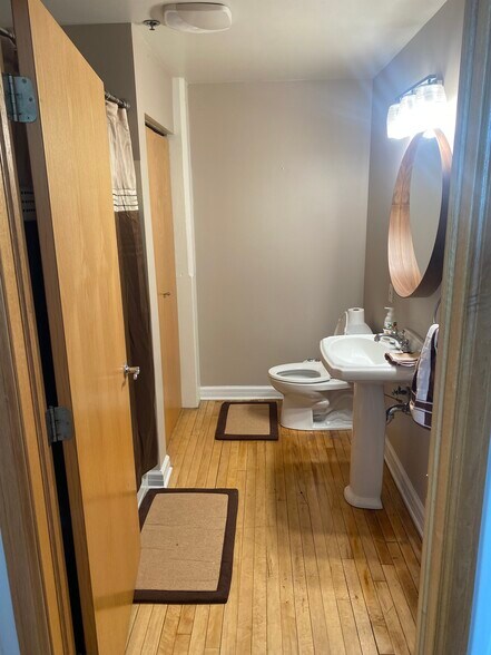 Building Photo - 215 W Maple St