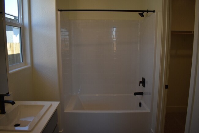 Building Photo - 744 Stephanie Dr