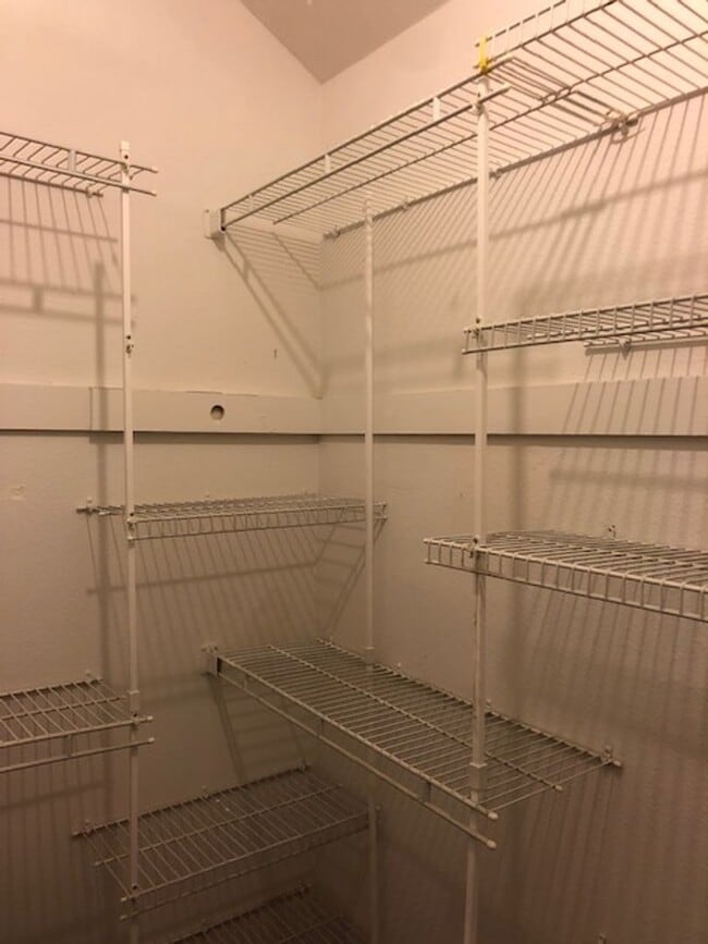 Building Photo - 4 Bed/2.5 Bath  Two Story Home in San Diego