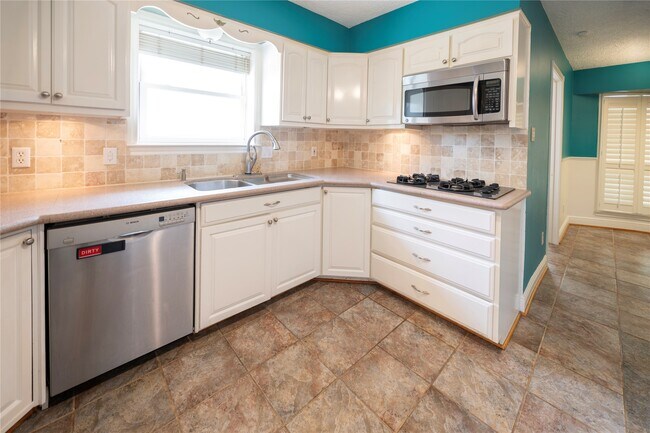 Building Photo - 7546 Maple Tree Dr