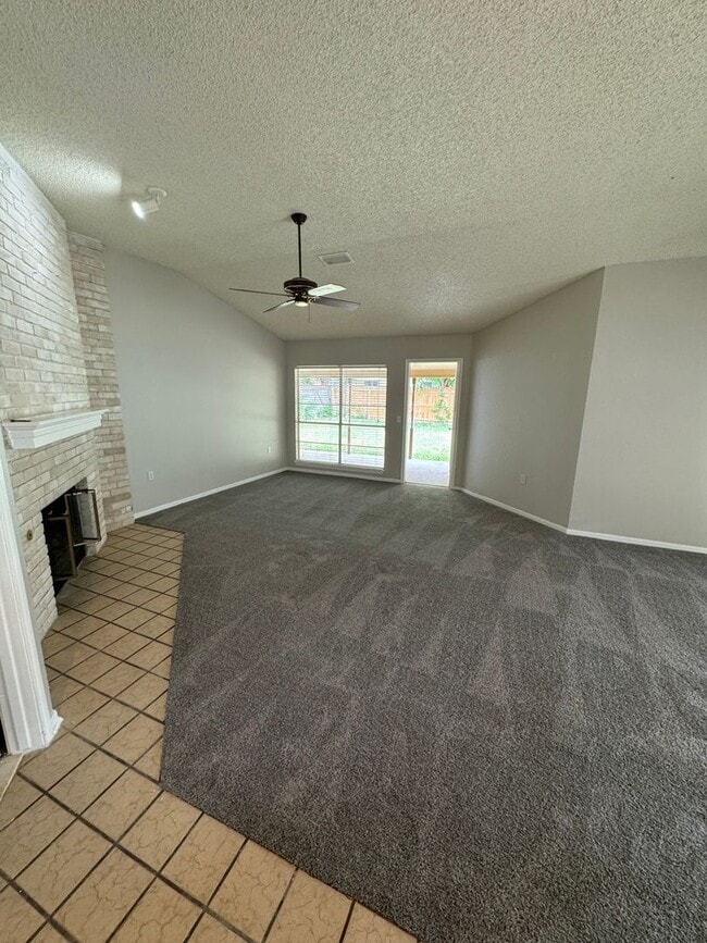 Building Photo - NICE 3 BEDROOM FEATURING WOOD VINYL PLANK ...