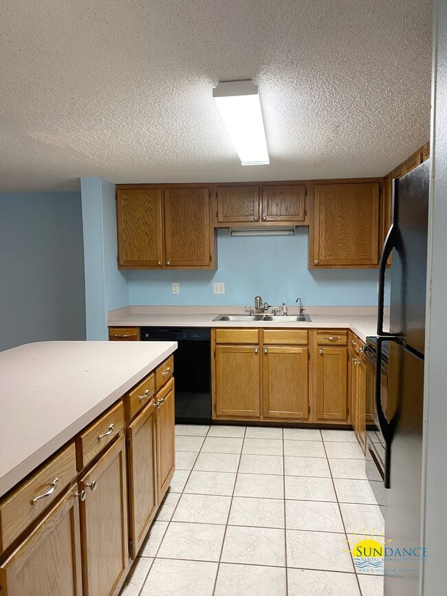 Building Photo - Great 3 Bedroom Townhouse Close to Both Ba...