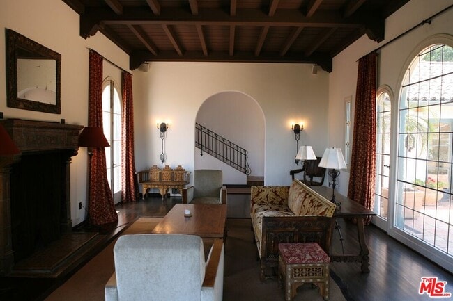 Building Photo - 2243 E Live Oak Dr