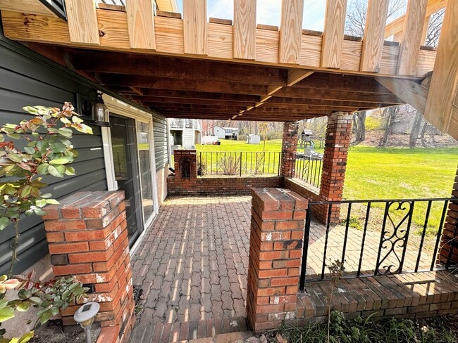 Building Photo - 37 Woodmont Dr