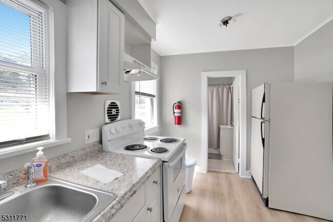 Building Photo - 27 Brighton Rd