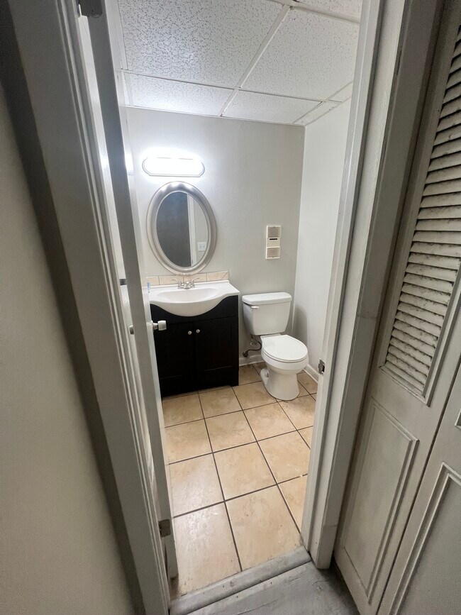 Downstairs bathroom - 307 US Highway 27 S