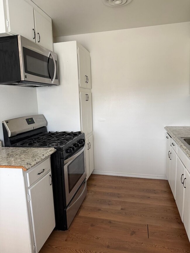 Building Photo - 2 Bedroom 1 Bath Centrally located