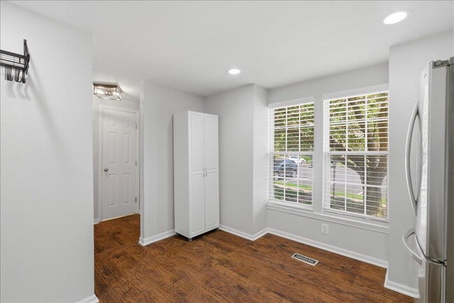 Building Photo - Updated 3BR / 2.5BA Townhome in Summit Chase – Over 1,900 Sq Ft with Deck & Fenced Patio!