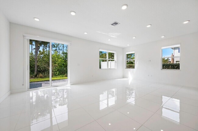Building Photo - 214 Preserve Trl S
