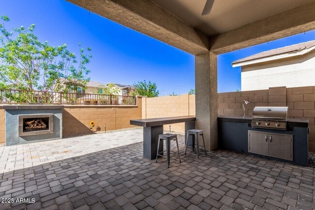 Building Photo - 2072 E Lantana Dr