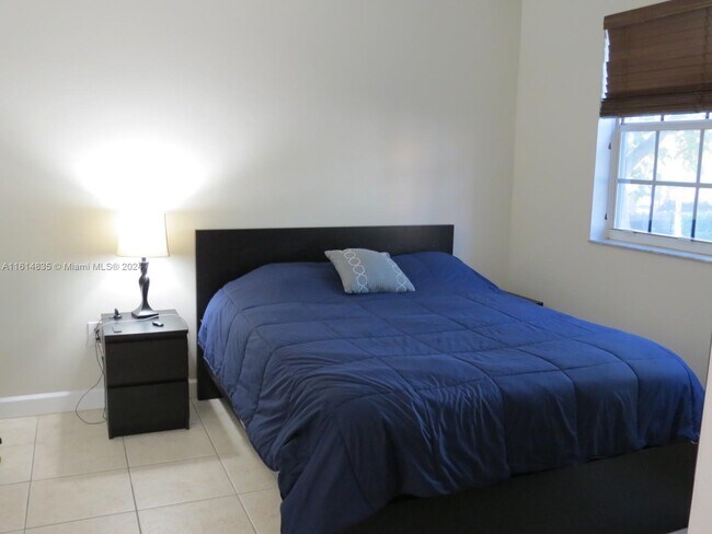 Building Photo - 140 SW 117th Ave