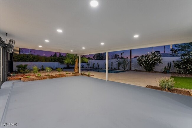 Building Photo - 548 E Oakey Blvd