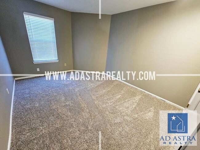 Building Photo - Nice 3 bed 1.5 bath townhouse in Olathe-Coming SOON!!