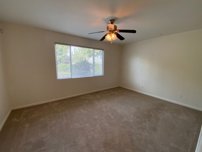 Building Photo - NW Visalia Home Available now, October SPE...