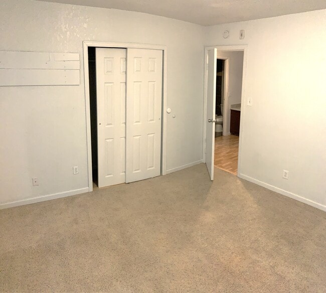 Building Photo - 1400 Golden Cir