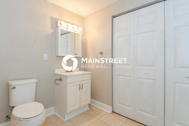 Building Photo - 4 Bedroom Pet-Friendly Home in Jacksonville, FL with Main Street Renewal